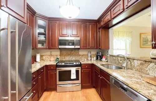 Lexington House | Lovely 3 Bdrm Home w/Free Parking Close to I-75!