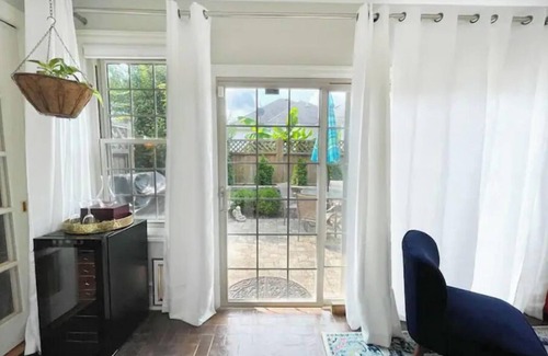 Lexington House | Lovely 3 Bdrm Home w/Free Parking Close to I-75!