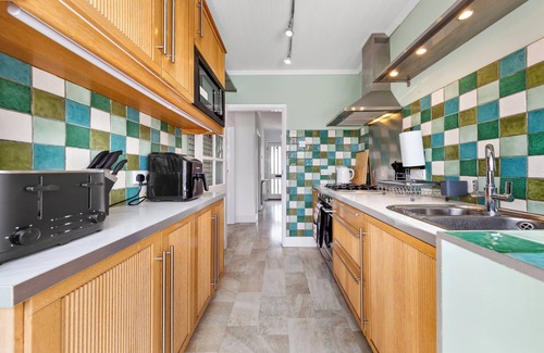 Dartford House | Lovely 3-bed house in Dartford. WiFi, free parking, garden near Blue Water &M25