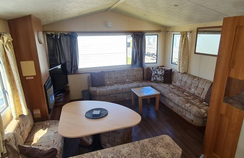 Rhyl Cabin | Lovely 3 bed With Balcony and Ramp