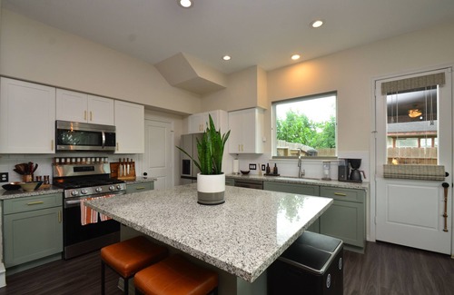 Houston House | Lovely 3-bedroom house with fire pit in Houston