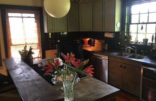 De Lancey House | Lovely 3-bedroom secluded farm house in Delancey with WiFi