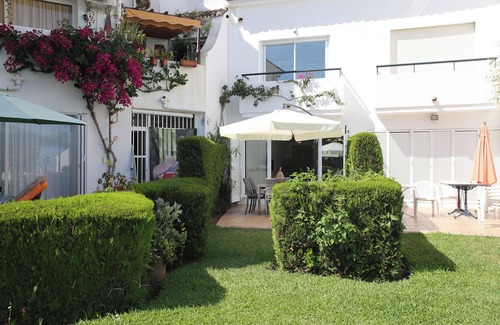 Bahia Dorada House | Lovely 3 bedroom townhouse by the beach near Estepona w shared pool and garden