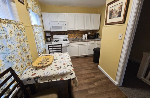 Trenton Apartment | Lovely 3 bedroom unit ,safe and quiet neighborhood . Full kitchen setup
