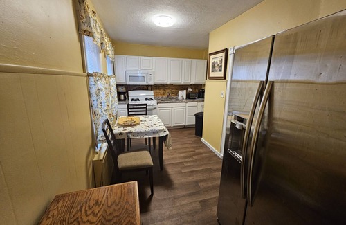 Trenton Apartment | Lovely 3 bedroom unit ,safe and quiet neighborhood . Full kitchen setup