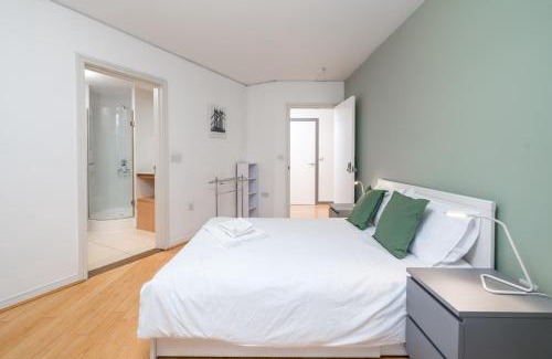 Peninsula Apartment | Lovely 3BD Flat, Parking, sleeps SIX close to O2