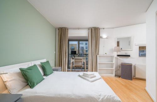 Peninsula Apartment | Lovely 3BD Flat, Parking, sleeps SIX close to O2
