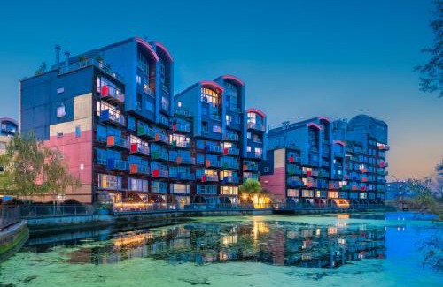 Peninsula Apartment | Lovely 3BD Flat, Parking, sleeps SIX close to O2