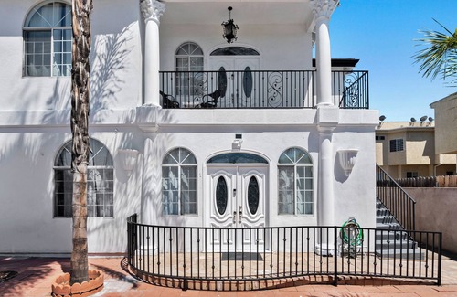 NoHo Arts District Apartment | Lovely 3bed 2bath apartment near Universal studio & Hollywood in Los Angeles