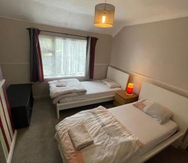 North End House | Lovely 4 bed house with patio & bbq