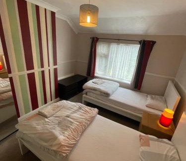 North End House | Lovely 4 bed house with patio & bbq