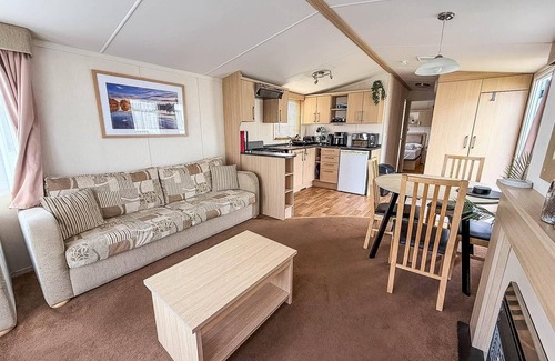 Hopton House | Lovely 4 berth caravan with at Broadland Sands Holiday Park ref 20050BS