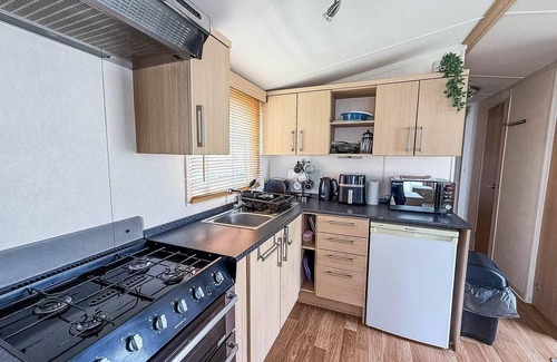 Hopton House | Lovely 4 berth caravan with at Broadland Sands Holiday Park ref 20050BS