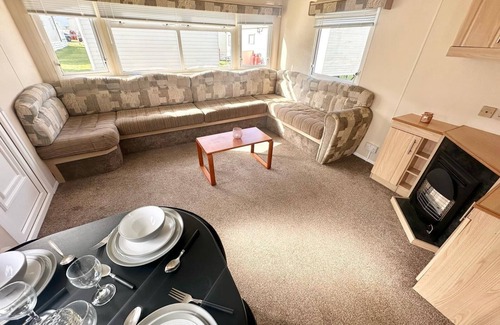 Leysdown-on-Sea House | Lovely 8 berth caravan at Harts Holiday Park in Kent ref 74066B