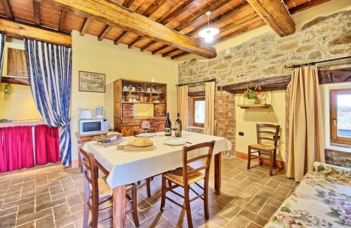 Castelnuovo Berardenga Apartment | Lovely apartment for 3 guests with WIFI, pool, pets allowed and panoramic view