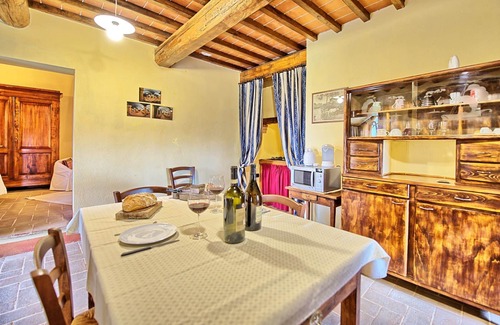Castelnuovo Berardenga Apartment | Lovely apartment for 3 guests with WIFI, pool, pets allowed and panoramic view