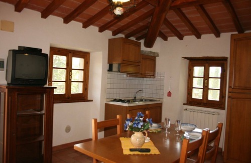 Castiglion Fiorentino Apartment | Lovely apartment for 2 guests with pool, WIFI, TV and pets allowed, close to Cortona