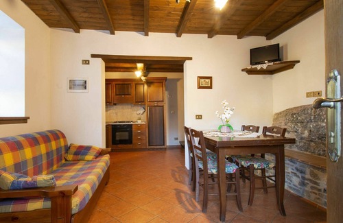 Fabbriche di Vallico Villa | Lovely apartment in villa for 6 guests with pool, WIFI, TV, patio and pets allowed