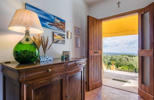 Rosignano Marittimo Apartment | Lovely apartment for 4 people with WIFI, TV, terrace, pets allowed and panoramic view