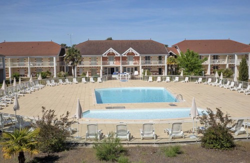Le Verdon-sur-Mer Apartment | Lovely apartment for 8 guests with pool, WIFI, TV, terrace and pets allowed