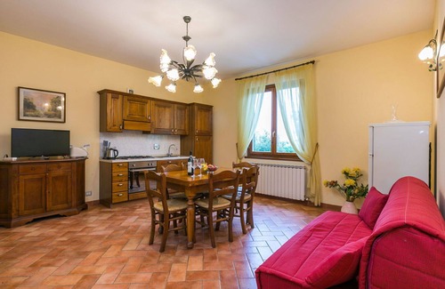 Bucine Apartment | Lovely apartment for 4 guests with WIFI, pool, TV, patio, pets allowed and panoramic view