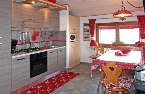 Peglio Apartment | Lovely apartment for 6 people with WIFI, TV, patio and pets allowed
