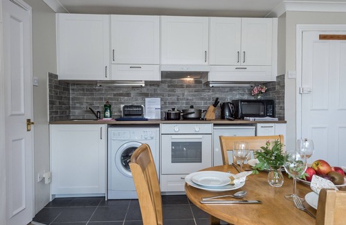 Brent Apartment | Lovely apartment-12 minutes tube from Central London,sleeps 6,parking on street
