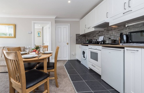 Brent Apartment | Lovely apartment-12 minutes tube from Central London,sleeps 6,parking on street