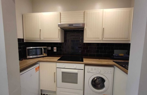 Brent Apartment | Lovely apartment-12 minutes tube from Central London,sleeps 6,parking on street