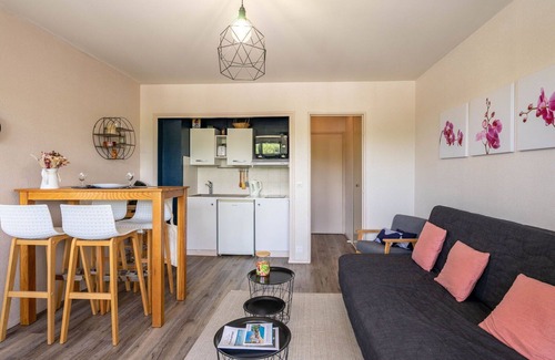 Les Mathes Apartment | Lovely apartment for 2 guests with WIFI, TV, balcony and pets allowed