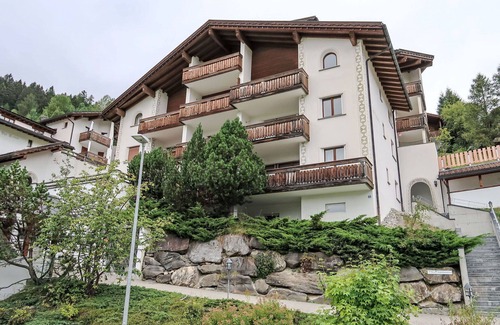 Grisons Apartment | Lovely apartment for 2 guests with pool, WIFI, TV, balcony, pets allowed and panoramic view