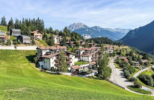 Grisons Apartment | Lovely apartment for 2 guests with pool, WIFI, TV, balcony, pets allowed and panoramic view