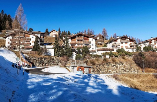 Grisons Apartment | Lovely apartment for 2 guests with pool, WIFI, TV, balcony, pets allowed and panoramic view