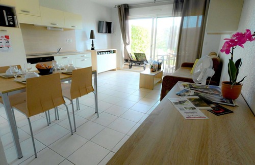 Azille Apartment | Lovely apartment for 2 guests with WIFI, pool, TV, terrace, pets allowed and parking