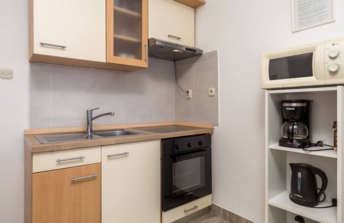 Senj Apartment | Lovely apartment for 2 guests with A/C, pool, WIFI, TV, terrace, pets allowed and parking