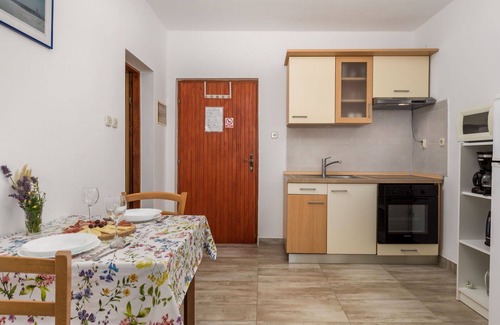 Senj Apartment | Lovely apartment for 2 guests with A/C, pool, WIFI, TV, terrace, pets allowed and parking