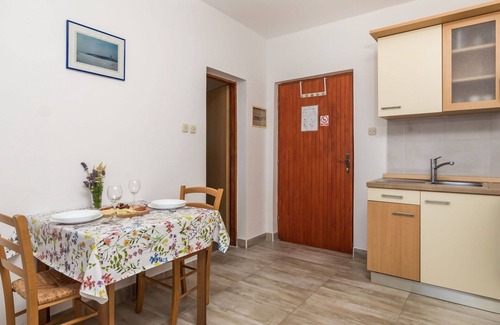 Senj Apartment | Lovely apartment for 2 guests with A/C, pool, WIFI, TV, terrace, pets allowed and parking