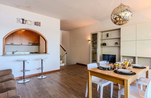 Ispra Apartment | Lovely apartment for 4 guests with WIFI, A/C, TV and terrace