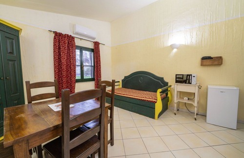 Arborea Apartment | Lovely apartment for 4 people with pool, WIFI, A/C, TV, pets allowed and parking