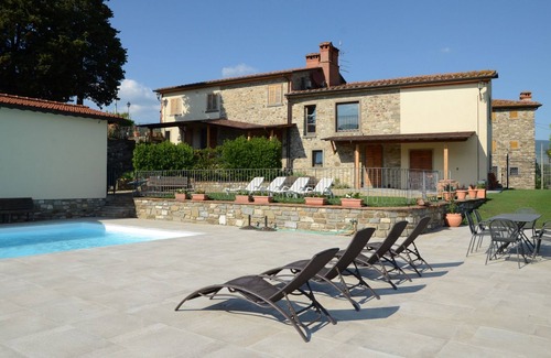 Capolona Apartment | Lovely apartment for 5 people with pool, WIFI, TV, pets allowed and panoramic view, close to Are.
