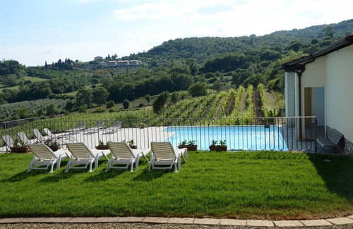 Capolona Apartment | Lovely apartment for 5 people with pool, WIFI, TV, pets allowed and panoramic view, close to Are.