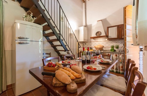 Peccioli Apartment | Lovely apartment for 7 guests with pool, A/C, WIFI, TV, pets allowed and panoramic view