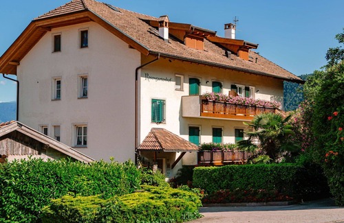 Andriano Apartment | Lovely apartment for 2 people with WIFI, pool, TV and patio