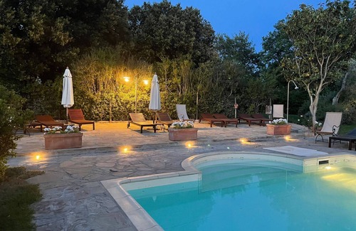 Cinigiano Apartment | Lovely apartment for 4 people with pool, A/C, TV, terrace, pets allowed and parking