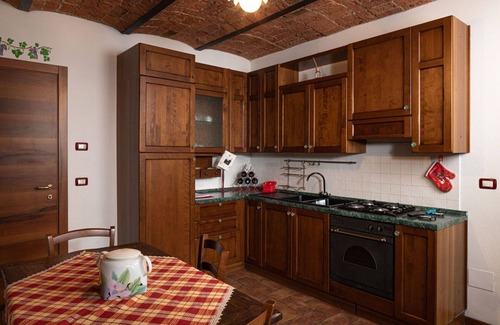 La Morra Apartment | Lovely apartment for 4 people with WIFI, pool, TV, patio and pets allowed