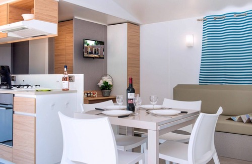 Les Cabanes de Fleury House | Lovely apartment in villa for 6 guests with WIFI, pool, A/C, TV, terrace, pets allowed and parking