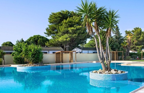 Les Cabanes de Fleury House | Lovely apartment in villa for 6 guests with WIFI, pool, A/C, TV, terrace, pets allowed and parking