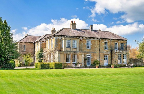 Thirsk Apartment | Lovely apartment for 6 people with WIFI, pool, hot tub and terrace