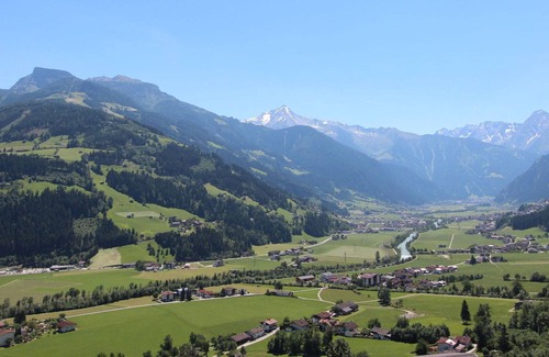 Rohrberg Villa | Lovely apartment in villa for 5 guests with WIFI, pool, TV, terrace and parking