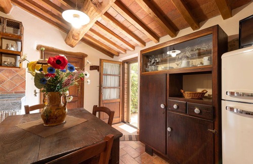 Poggi del Sasso Villa | Lovely apartment in villa for 2 guests with WIFI, A/C, pool, TV, patio and pets allowed